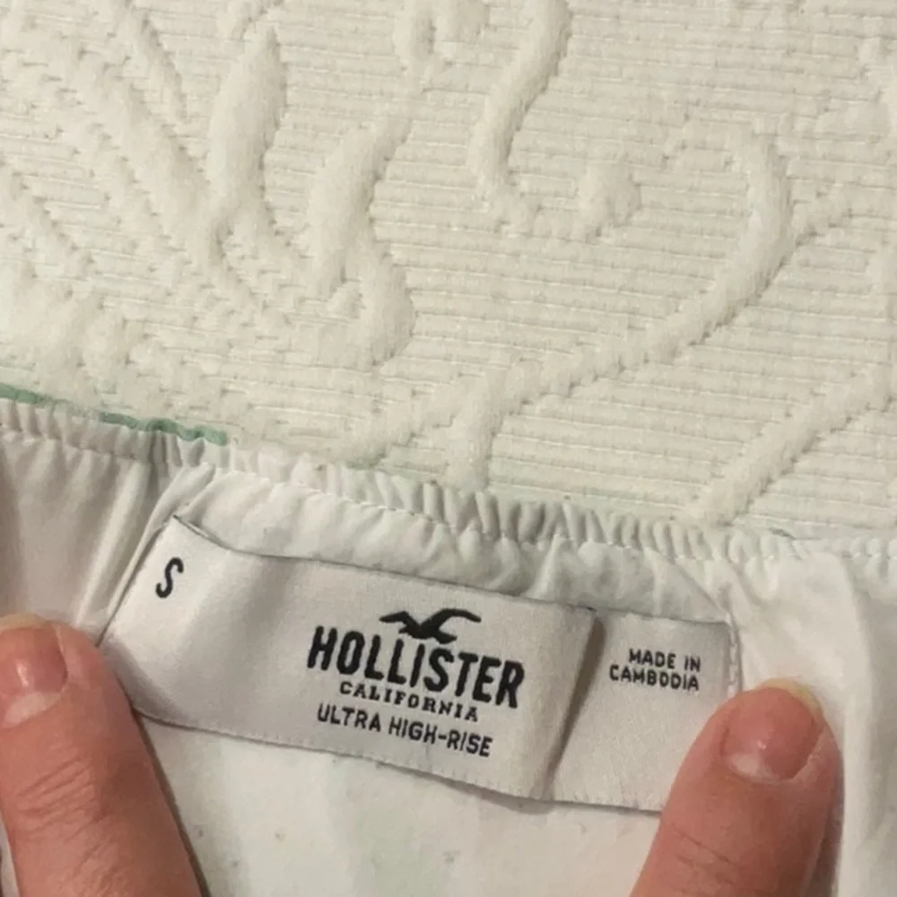 Hollister Green and Pink Floral Skirt. Small. Lined. Side zip.